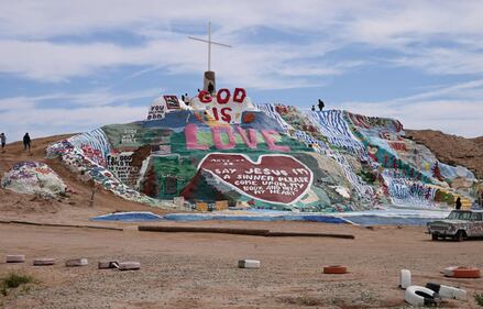 California: una collina ricoperta di messaggi e simboli biblici 7