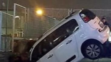 Auto sprofonda in una voragine: paura a San Giorgio a Cremano