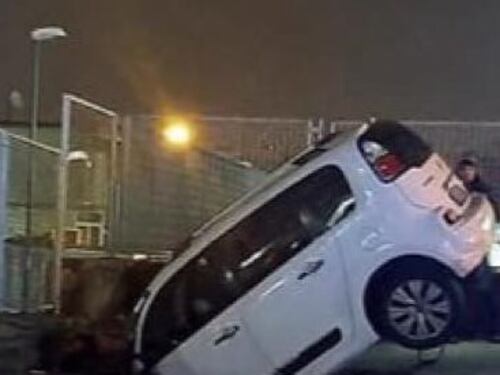 Auto sprofonda in una voragine: paura a San Giorgio a Cremano