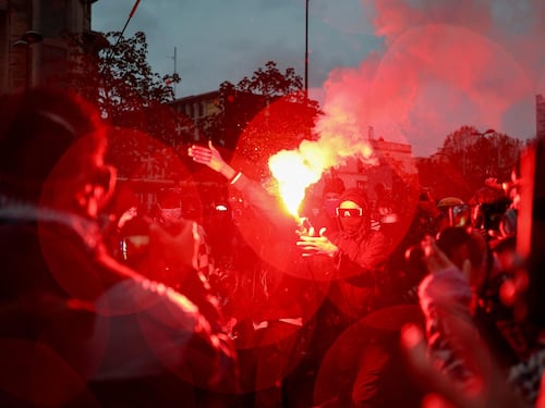 Francia, ancora allerta a Lione. Scontri a Parigi, lacrimogeni e idranti contro manifestanti