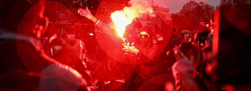 Francia, ancora allerta a Lione. Scontri a Parigi, lacrimogeni e idranti contro manifestanti