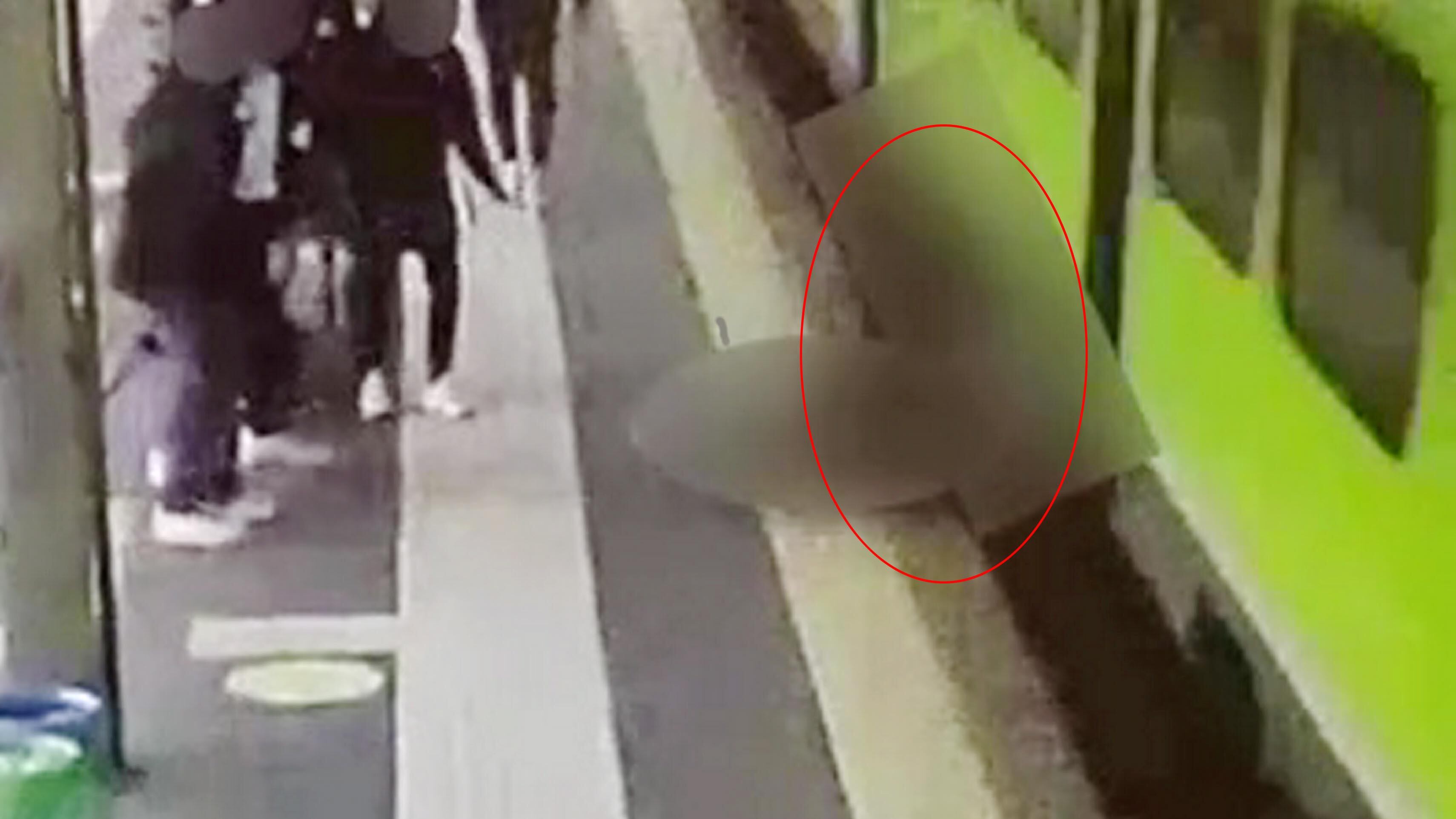 Spinto sotto un treno per un sms a una ragazza: spunta il video choc