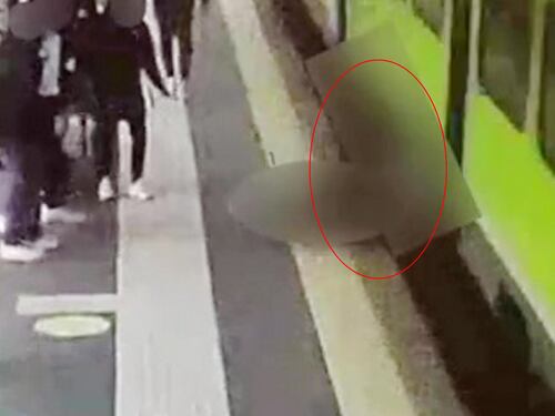 Spinto sotto un treno per un sms a una ragazza: spunta il video choc