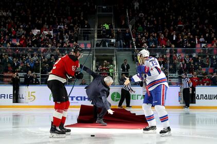 Mourinho apre la partita di hockey e scivola sulla pista 2