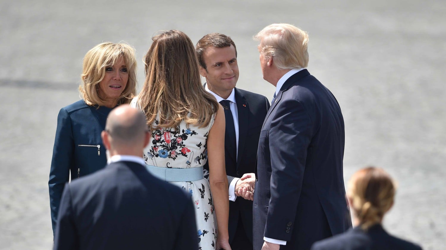 Trump galantuomo con la signora Macron. Ed è subito "sessista"