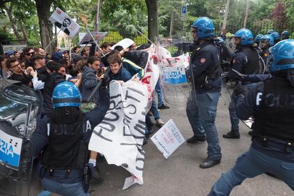 Salvini contestato a Bologna: uova e carciofi contro la polizia 2