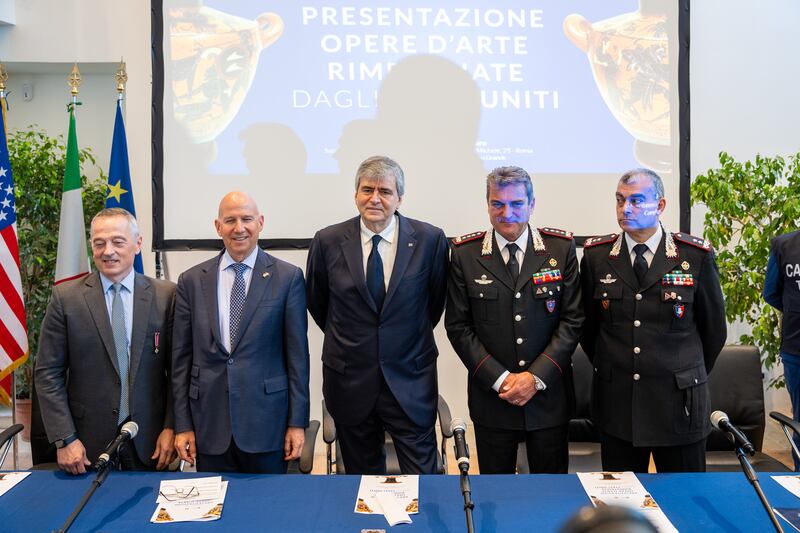 Oltre 600 opere d'arte riportati in Italia dai Carabinieri 11
