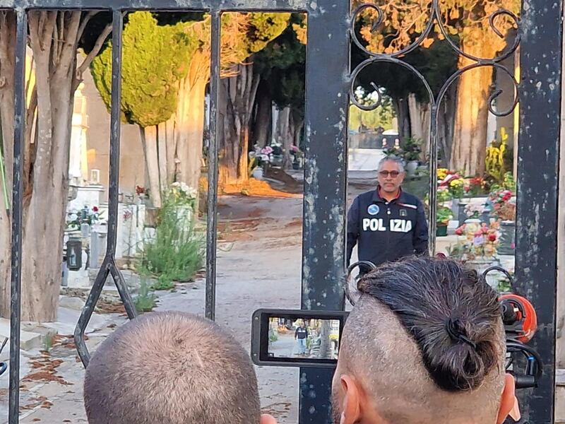 Messina Denaro, l’arrivo della bara al cimitero 2