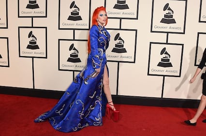 Lady Gaga: capelli rosso fuoco per i Grammy 2016. Foto 10