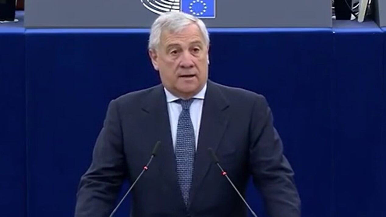 Ovazione per l'eurosaluto di Tajani