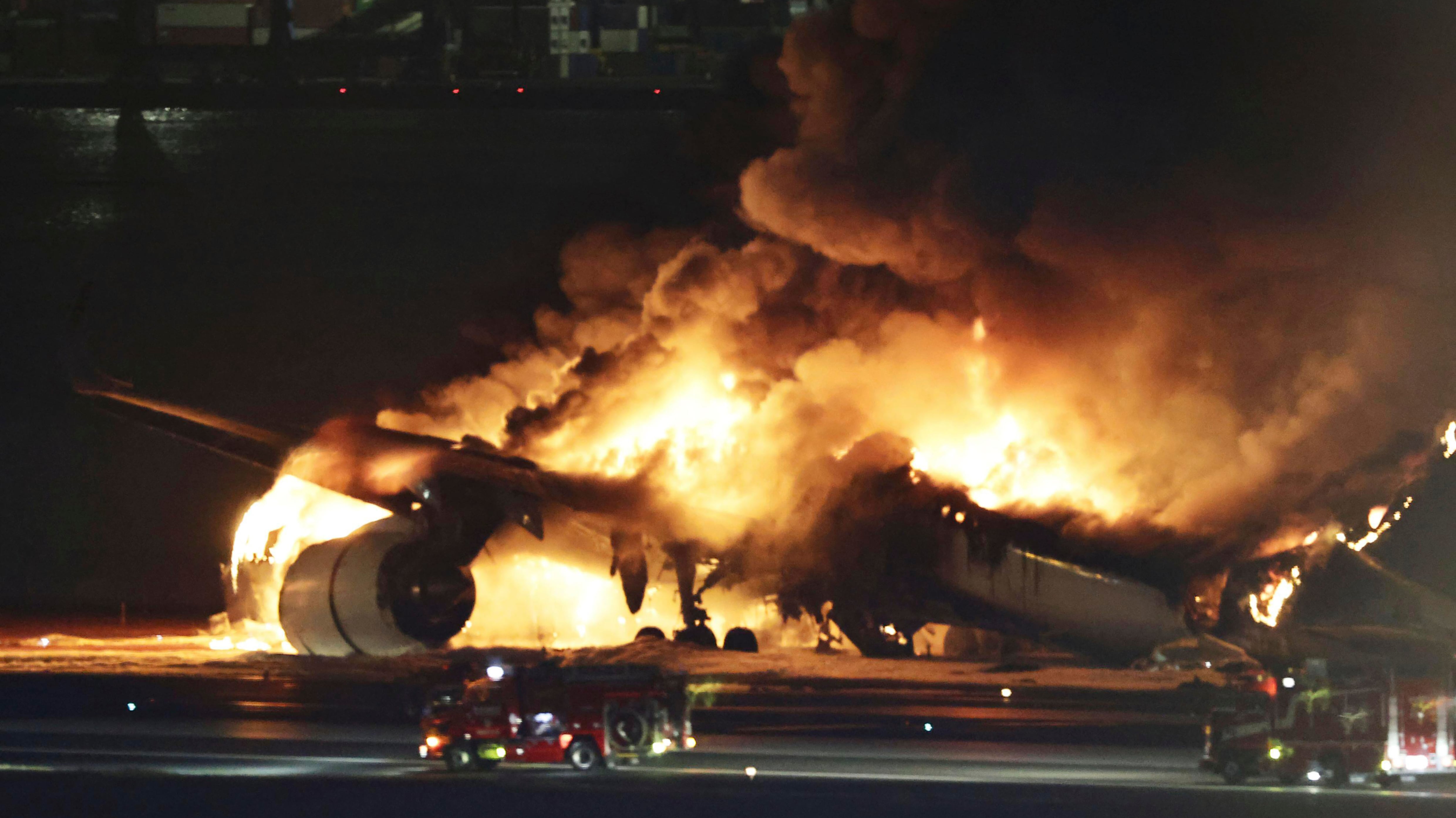 Incidenti, fiamme ed emergenza a bordo: ecco come evacuare un aereo