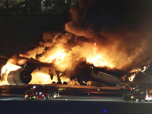 Incidenti, fiamme ed emergenza a bordo: ecco come evacuare un aereo