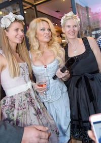 Pamela Anderson sexy e impegnata 26