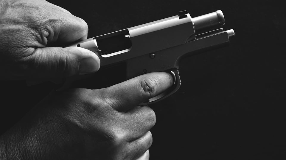 Agrigento, minaccia con pistola chi gli ha occupato casa: denunciato