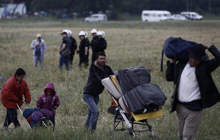 Gli immigrati lasciano il campo profughi di Idomeni 11
