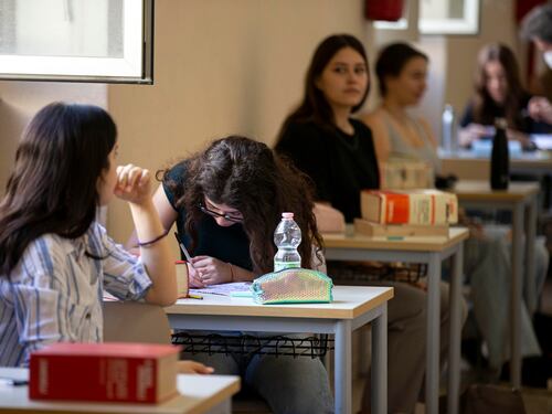 Scritte offensive sul registro di scuola: è polemica in un liceo di Roma