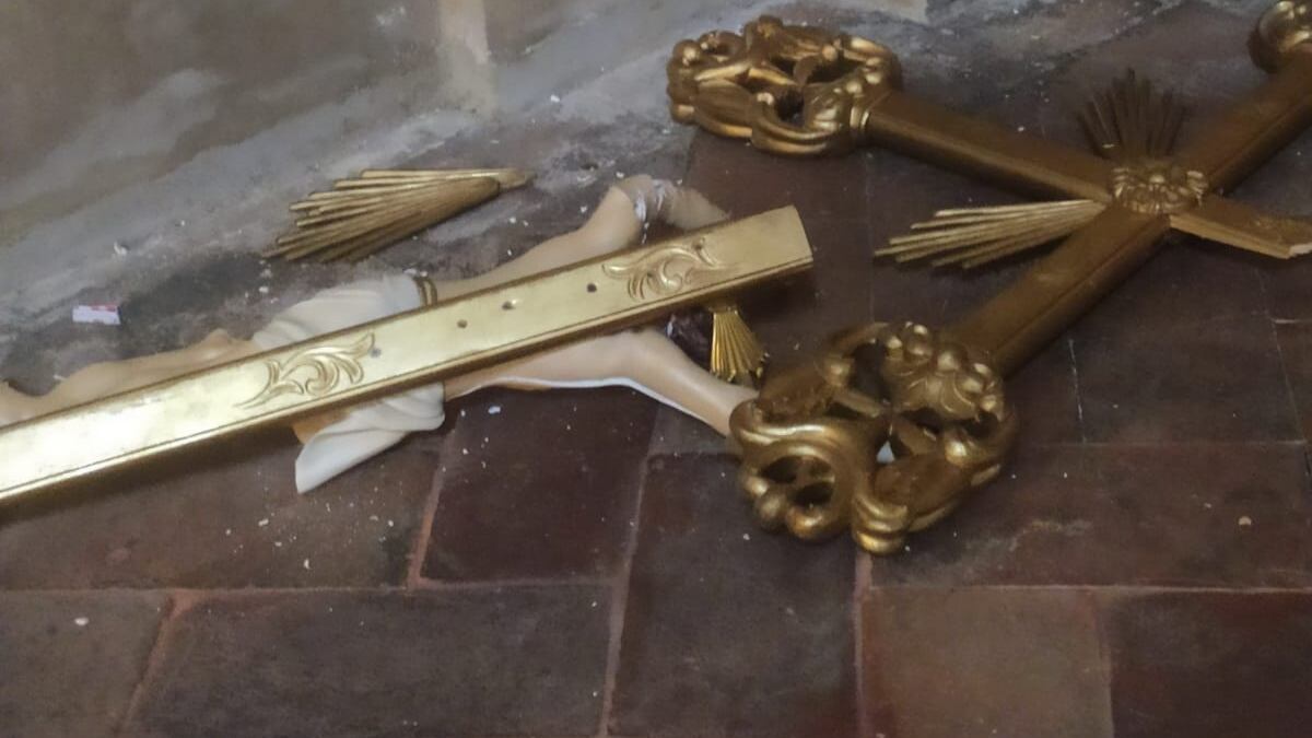 Alessandria, crocifissi spezzati in due chiese: "Atto sacrilego"