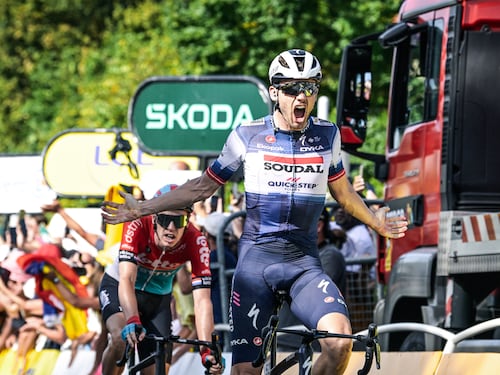 Tour, fuga d’altri tempi da 185 km. Philipsen beffato, in volata vince Asgreen
