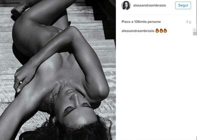 Alessandra Ambrosio completamente nuda in spiaggia 13