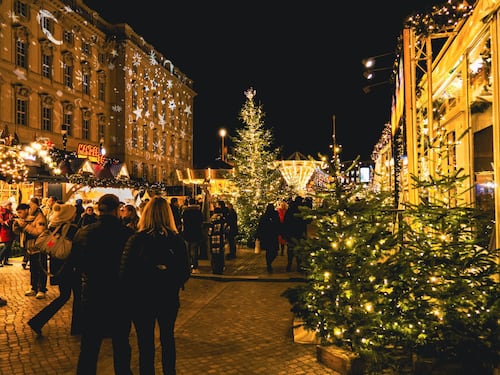 Jesi, a Natale luminarie spente, bazar e vetrine cambiate: la protesta di una dei pochi negozianti italiani rimasti
