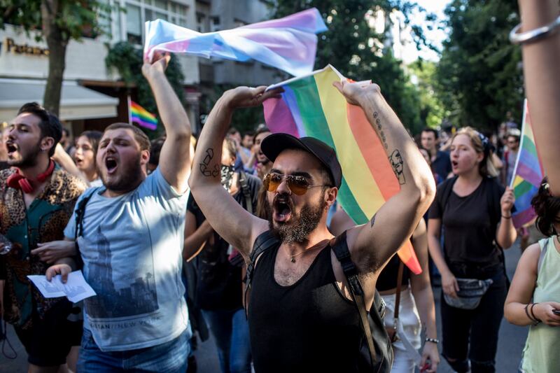 Istanbul, la polizia interrompe il Gay Pride 1