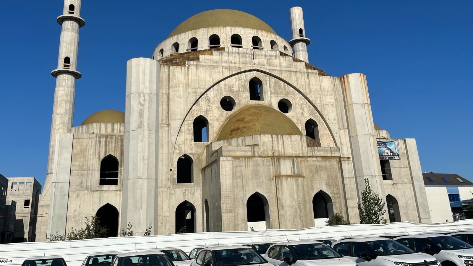 La maxi moschea coi soldi di chi brucia gli infedeli: "Questo è il futuro dell’Europa islamizzata"