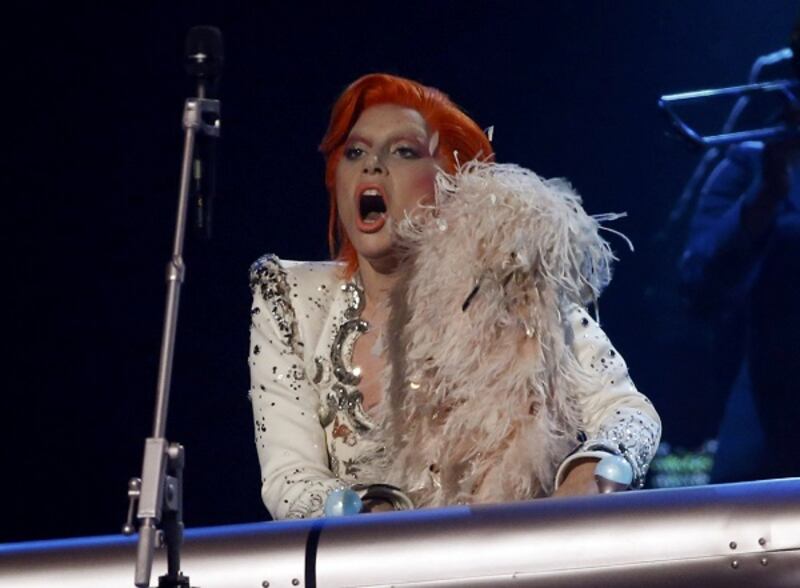 Lady Gaga: capelli rosso fuoco per i Grammy 2016. Foto 15