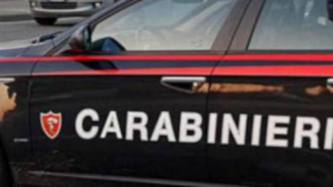 Roma, minimarket svaligiato e proprietaria picchiata per l'incasso