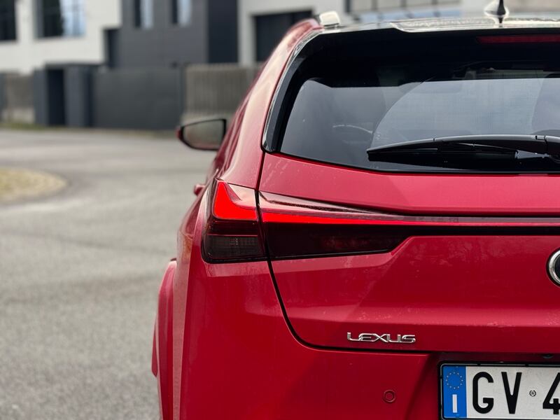 Lexus UX 300h: guarda la gallery del crossover premium giapponese 11