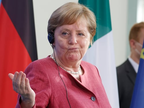 Olio puzzolente su Merkel, migranti in fuga e Grillo: quindi, oggi...