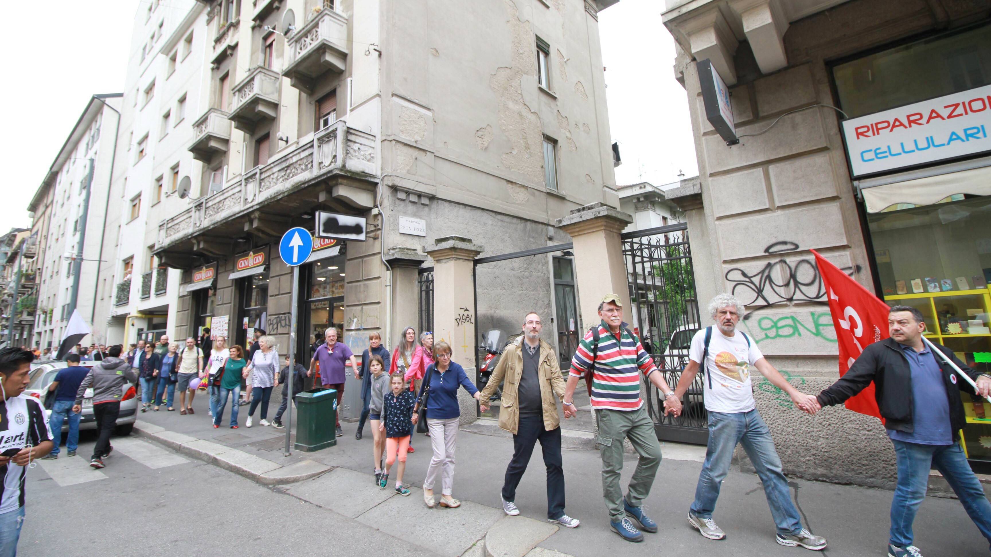 In via Padova la catena solidale si "accorcia"