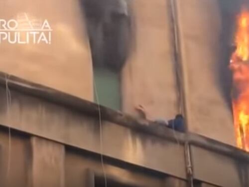 Roma, dà fuoco all'appartamento: il salvataggio è da film