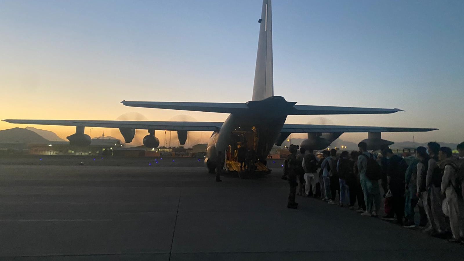 "Ci hanno puntati per due volte". Giallo sugli spari talebani contro l'aereo italiano