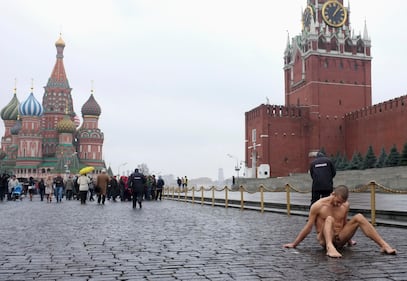Russia, in segno di protesta s'inchioda i testicoli in Piazza Rossa 3