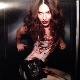 Sguardo aggressivo e vestito sexy per Erin Sanders 1