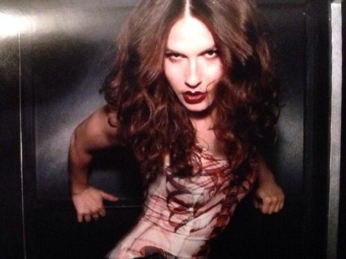 Sguardo aggressivo e vestito sexy per Erin Sanders