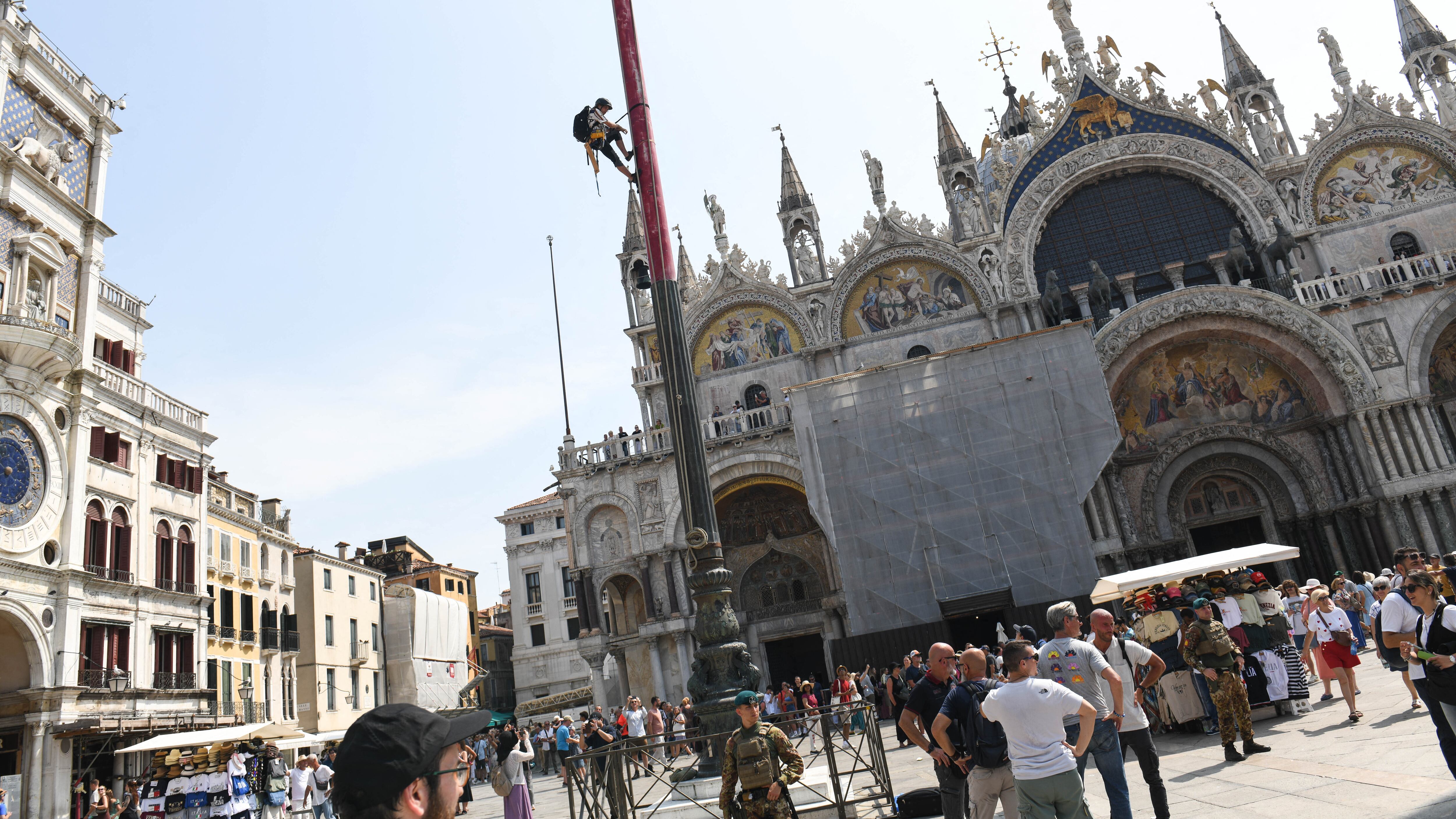 Protesta-show degli attivisti "anti". E il Pd monta la polemica (inutile)
