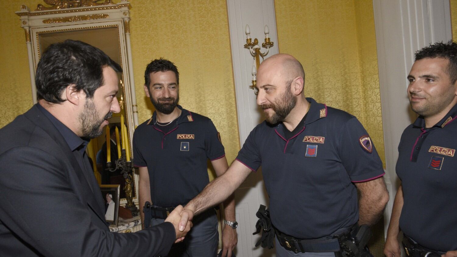 "Da oggi l'Italia inizia a dire no". Così Salvini ha chiuso i porti