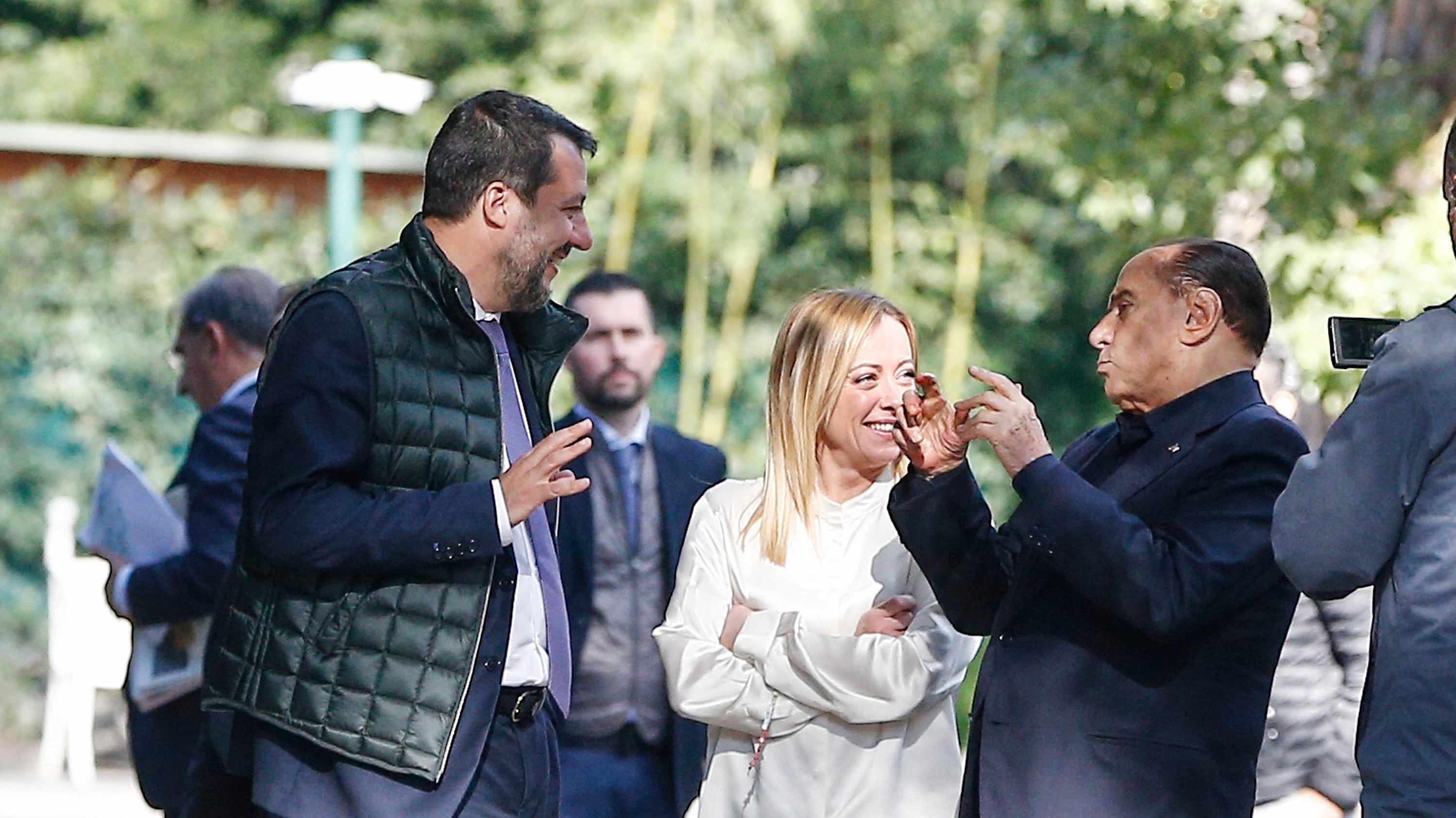 Salvini e Meloni chiamano il Cav: "Il caso durava da troppi anni"
