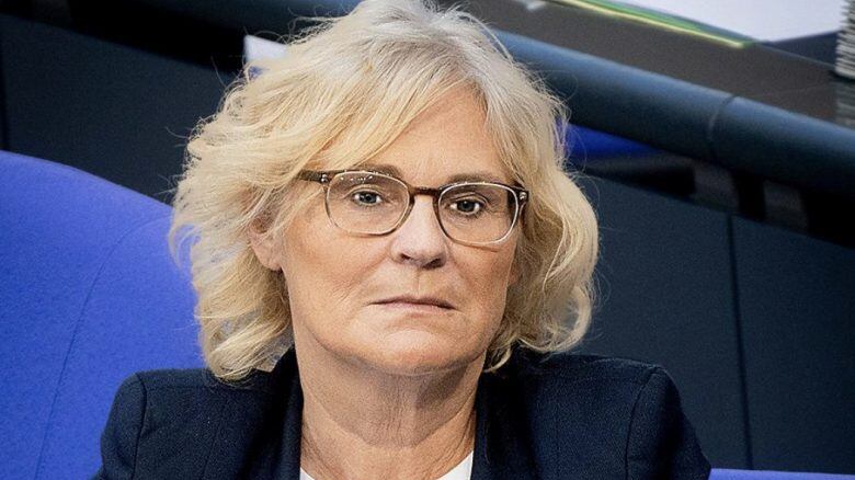 L'elicottero militare per portar il figlio: ministra tedesca sotto accusa