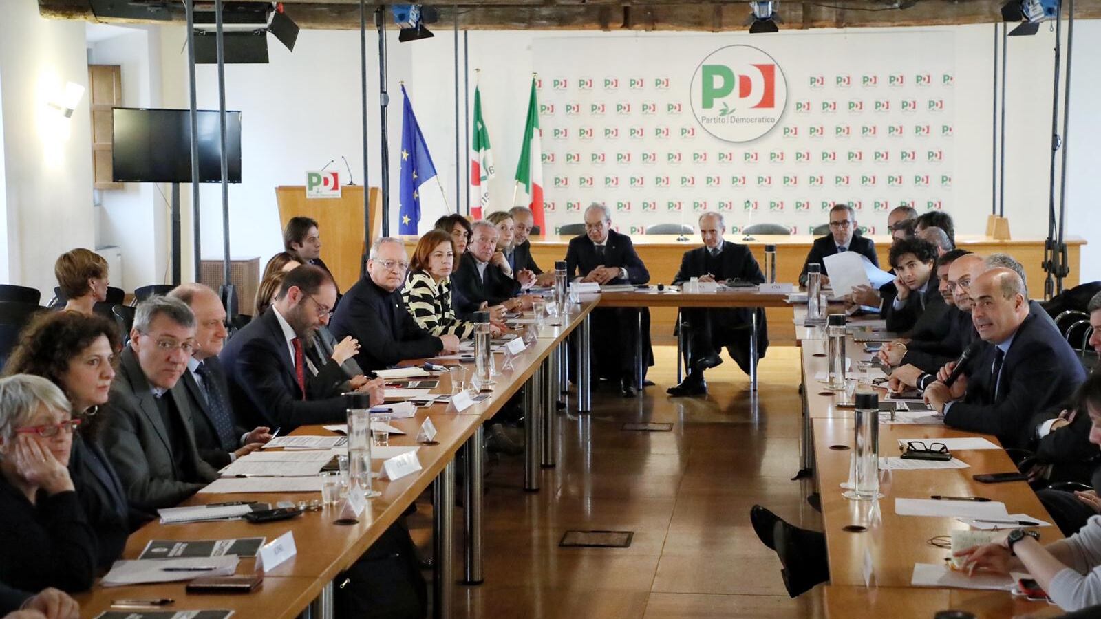 Il Pd commissaria subito gli alleati grillini: vertice al Nazareno con le parti sociali