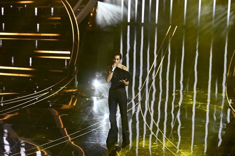 Sanremo 2024: ecco il look della seconda serata del Festival di Mahmood  4