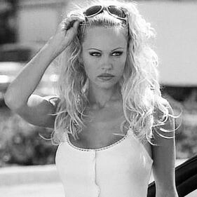 Pamela Anderson giunonica su Instagram: le foto sexy dell'ex bagnina di Baywatch 13
