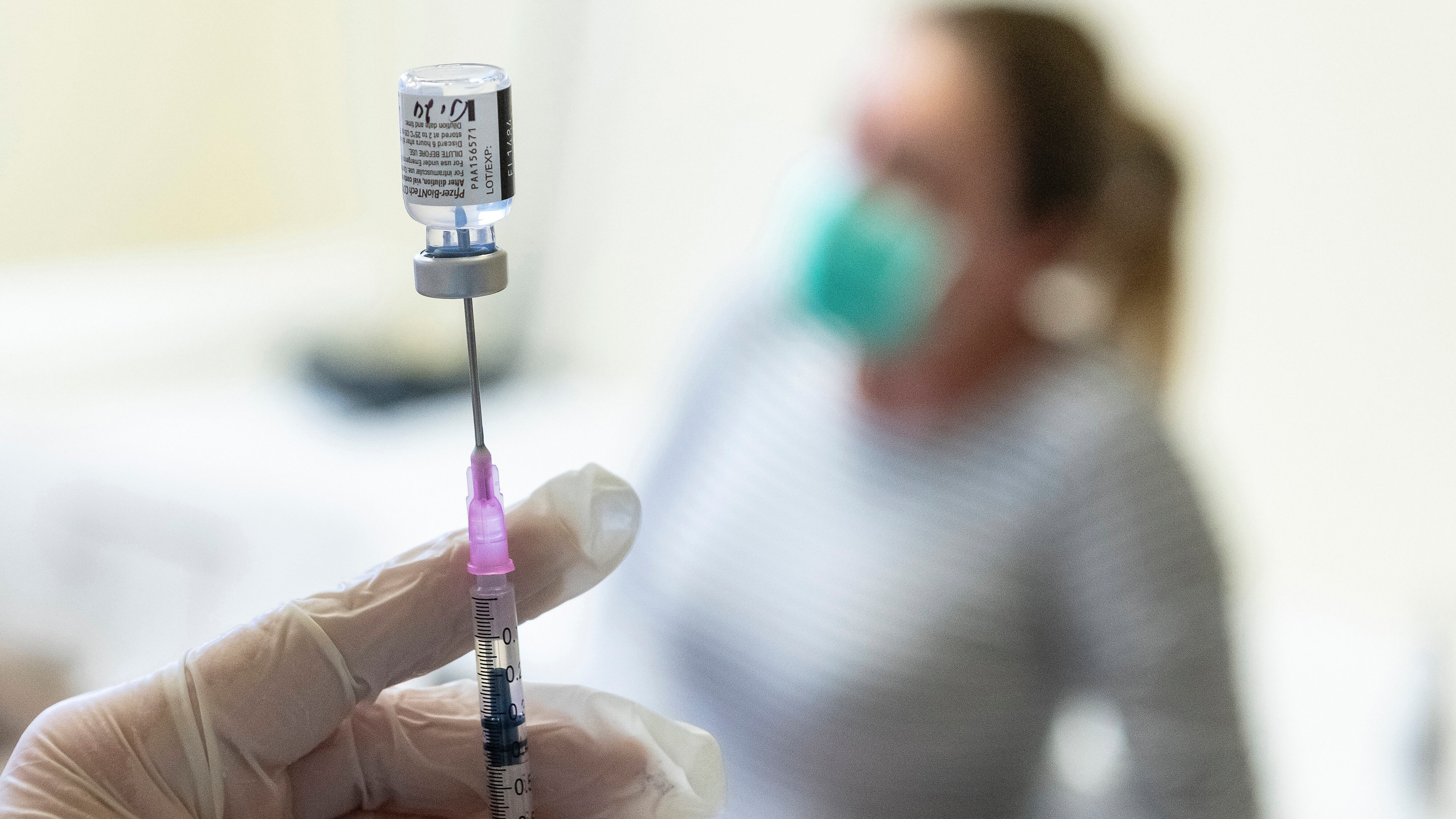 La spinta di Berlino. "Altre dosi Pfizer". Briciole per l'Italia: solo 700mila fiale