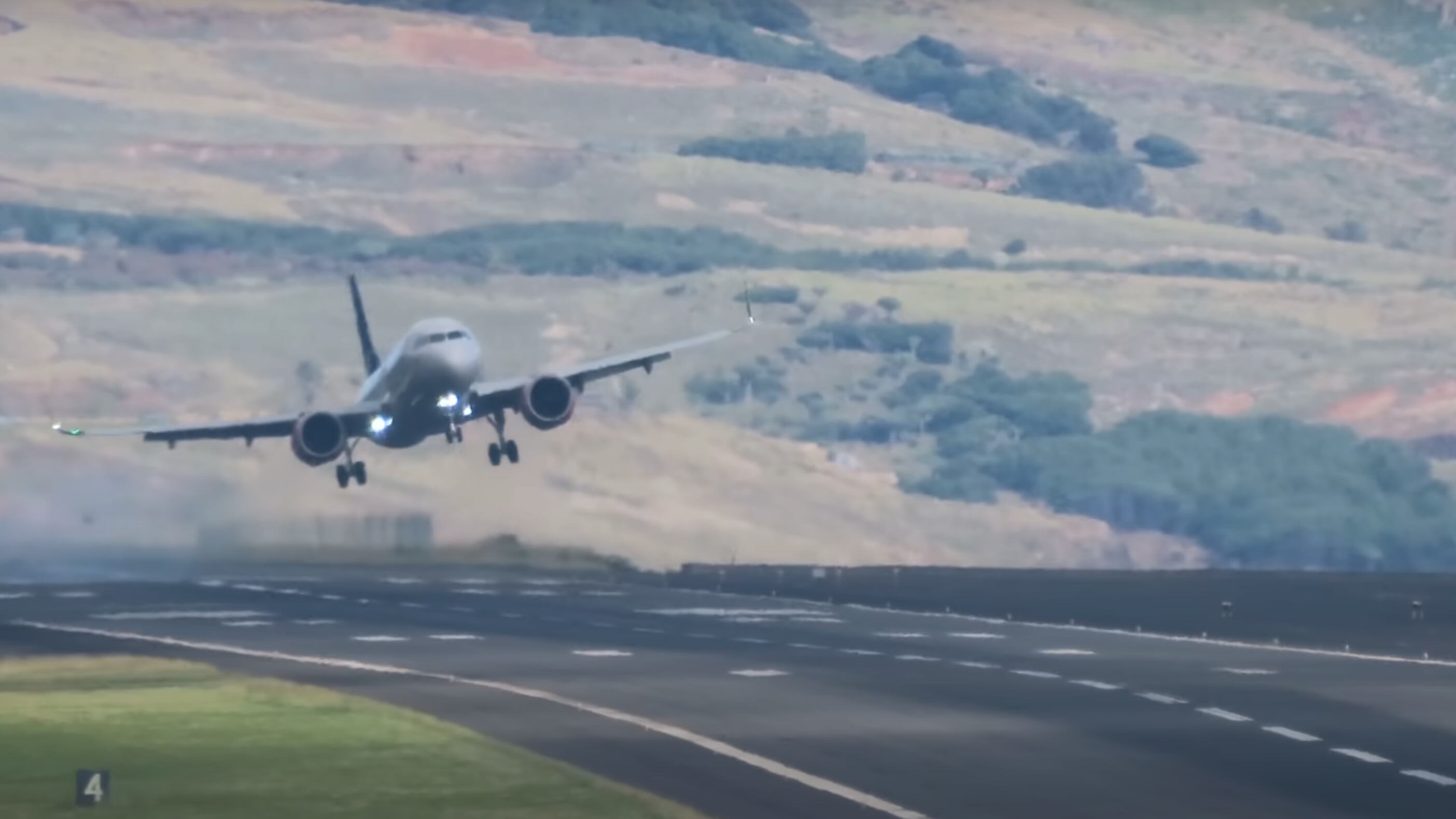 L'aereo "rimbalza" sulla pista: la manovra del pilota in atterraggio
