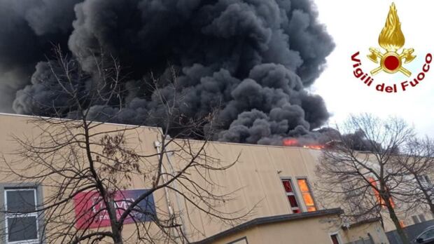 Incendio a Truccazzano, nel Milanese: in fiamme una ditta di materiale plastico