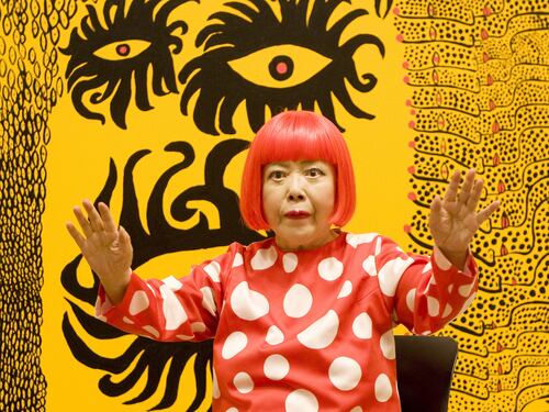 Zucche, visioni, colori. La meravigliosa vita a pois di Yayoi Kusama