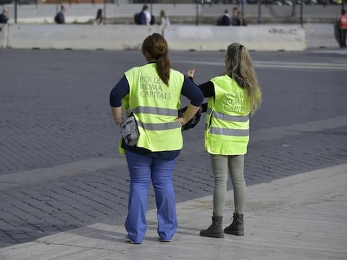 Vigili urbani romani in felpa e jeans, l'ira della Lamorgese