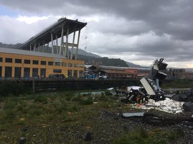 Genova, auto e camion schiacciati dal ponte 1