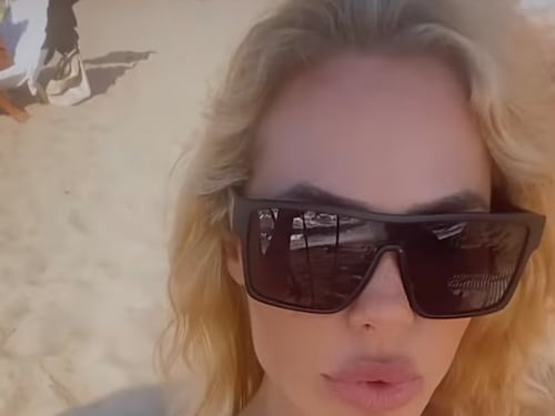 Foto in bikini e ammiccamenti: così Ilary Blasi provoca dopo la separazione